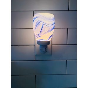 Scentsy Plug-In Burner + Wax